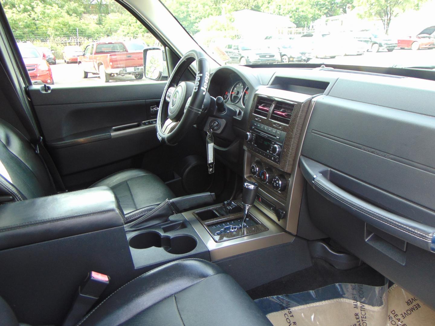 2012 Black Jeep Liberty (1C4PJMFK2CW) , located at 2105 Dixie Hwy, Louisville, KY, 40210, (502) 772-3333, 38.220932, -85.795441 - Photo#4